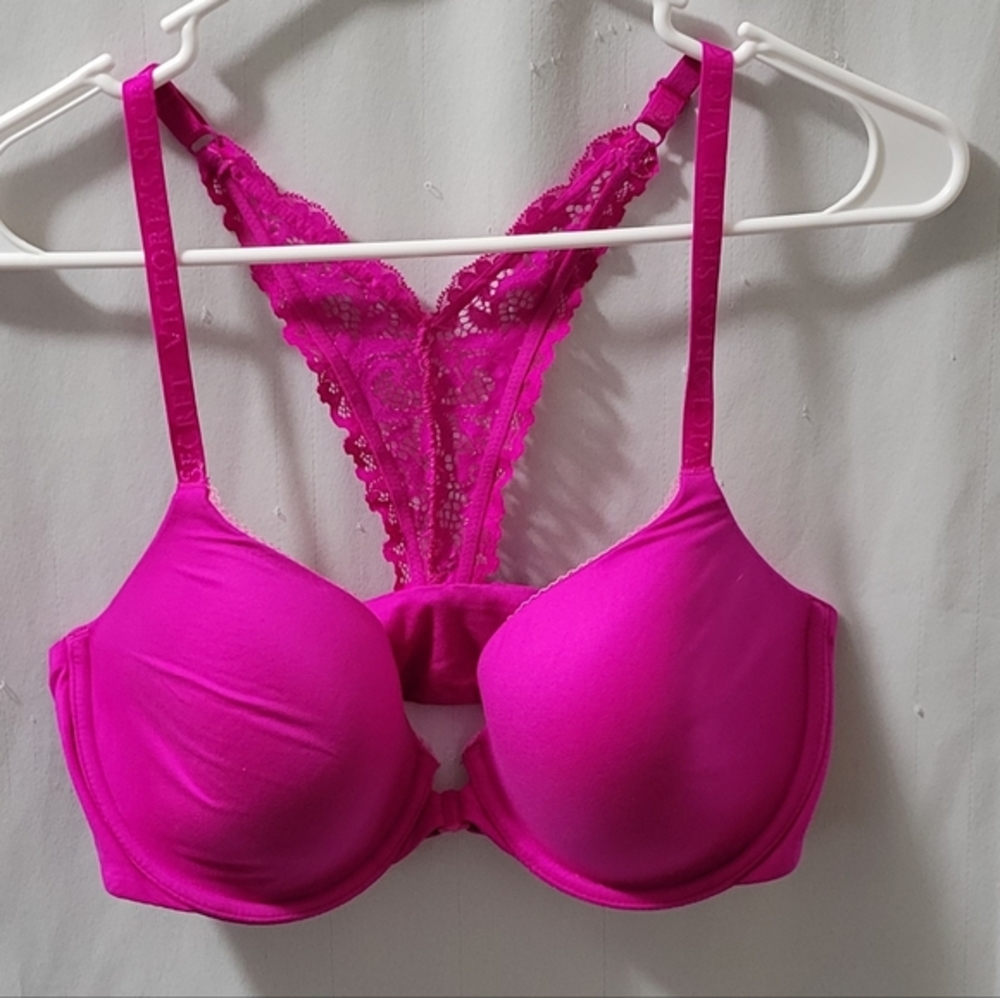 Body by Victoria by Victoria's Secret. Lightly lined demi bra in EUC. Size 34E